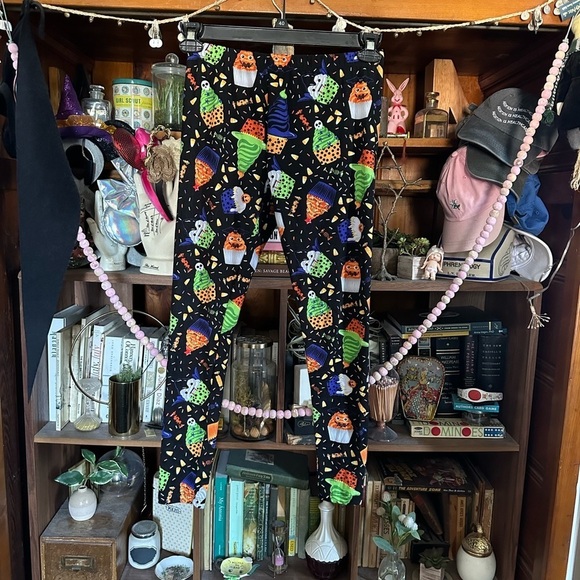 No boundaries Halloween cupcake leggings sz medium - Picture 3 of 4